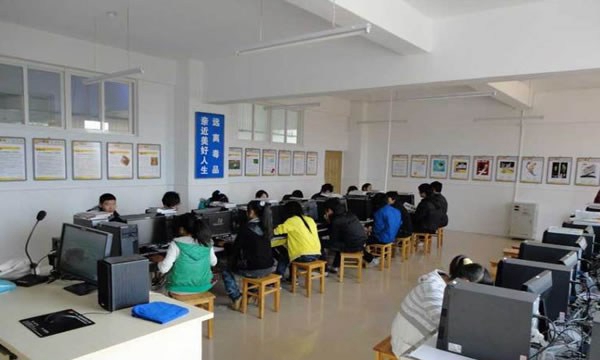 石屏县职业高级中学计算机实训室